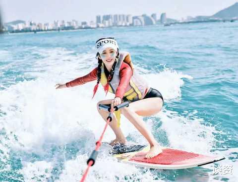 佟丽娅|39岁佟丽娅晒冲浪照,扎双麻花辫妥妥海上仙女,一双长腿更是绝了