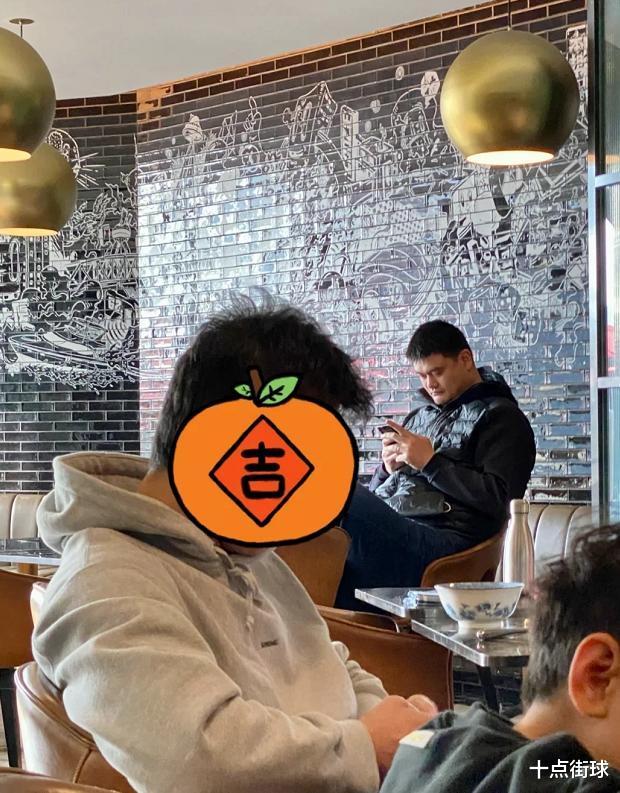 姚明 姚明父女现身餐厅！体型庞大犹如坐儿童椅，11岁女儿目测已达1米8