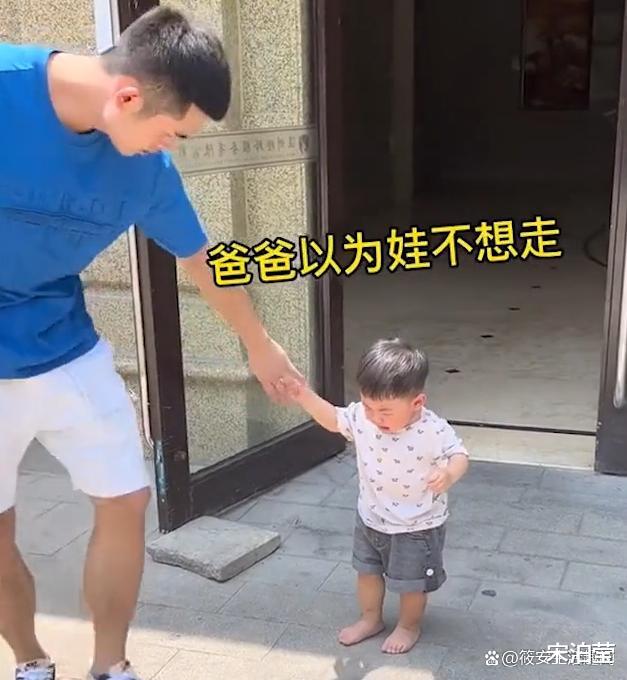 浙江一男子出门只顾往前走,儿子光脚被路面烫哭:这届家长真难带