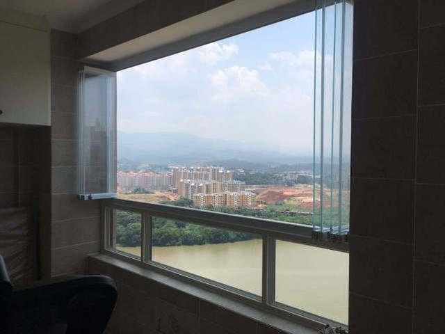 封阳台万万不要装传统玻璃窗,聪明人更爱装这种代替,美观又实用