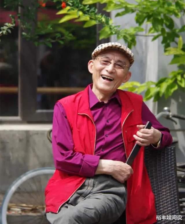 游本昌|济公爷爷游本昌与家人庆90岁生日!夫妻甜蜜同框,曾为其散尽家财