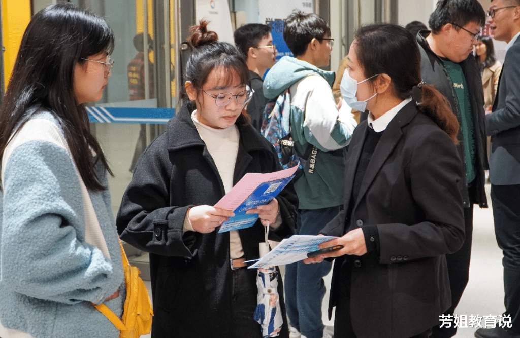 大学生|大学生求职被问：左手能拿的东西而右手却不能？学生机智应对问题