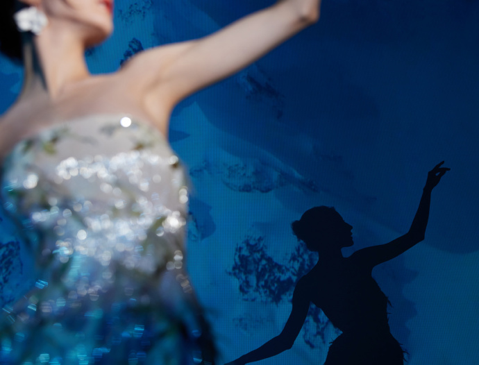 迪丽热巴|迪丽热巴穿白色抹胸印花长裙 搭配花朵耳饰清新浪漫