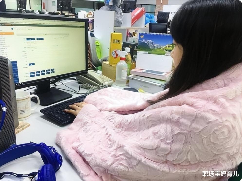 面瘫|女同事怕冷不准开空调,众人无奈自带风扇,领导的话让女同事无语