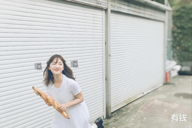 韭菜 沈月退出了短发范本，还贡献了尴尬期造型