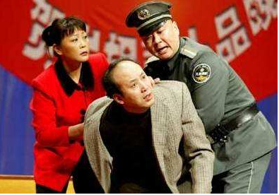 杨蕾|杨蕾刚下春晚就接到戴志诚离婚要求，李金斗一句话让她选择放手