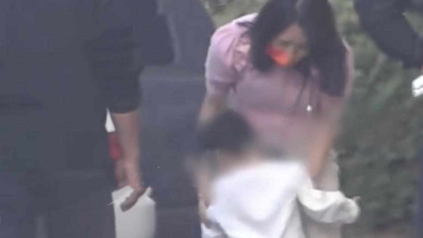 章子怡|章子怡汪峰带娃出游，围着儿子互动和拍照，弟弟向妈妈撒娇求抱抱