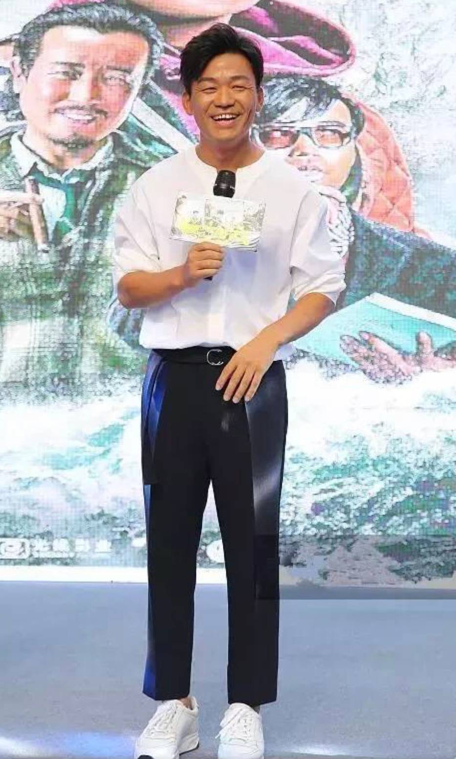 衬衫 王宝强越来越洋气了,穿白衬衫留“飞机头”儒雅绅士!