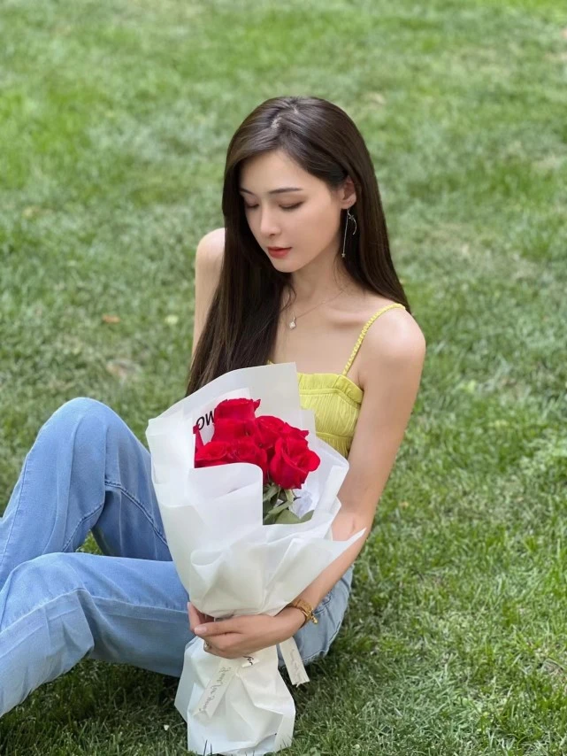 汪小菲|汪小菲521晒约会照，与张颖颖一起野餐并送对方玫瑰花，两人已复合