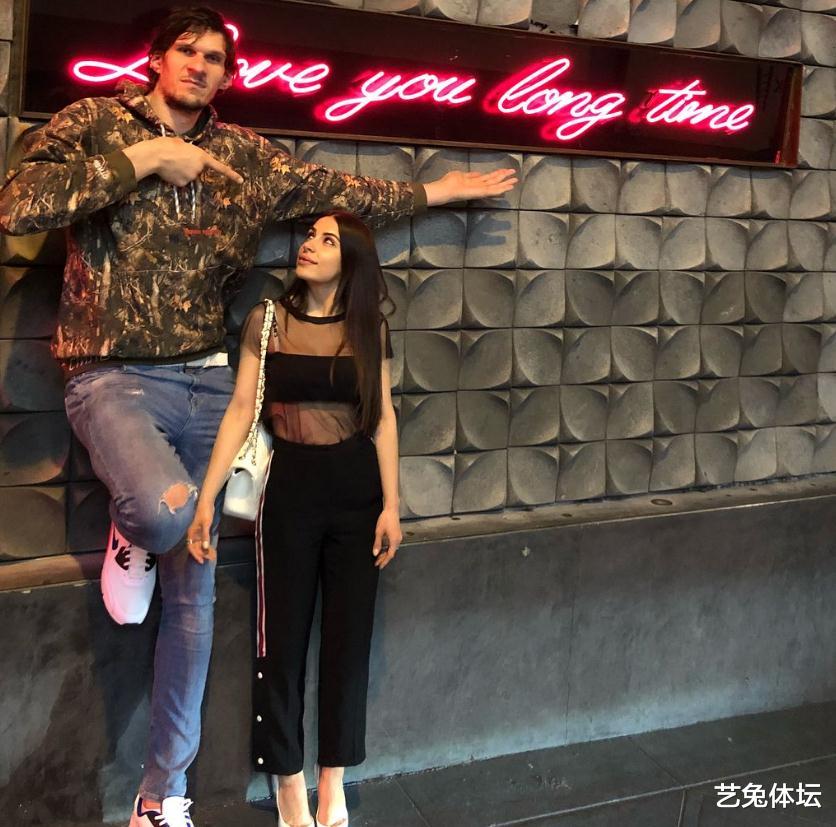 独行侠|NBA“最高饮水机”，13岁时身高就突破两米，女友酷似卡戴珊