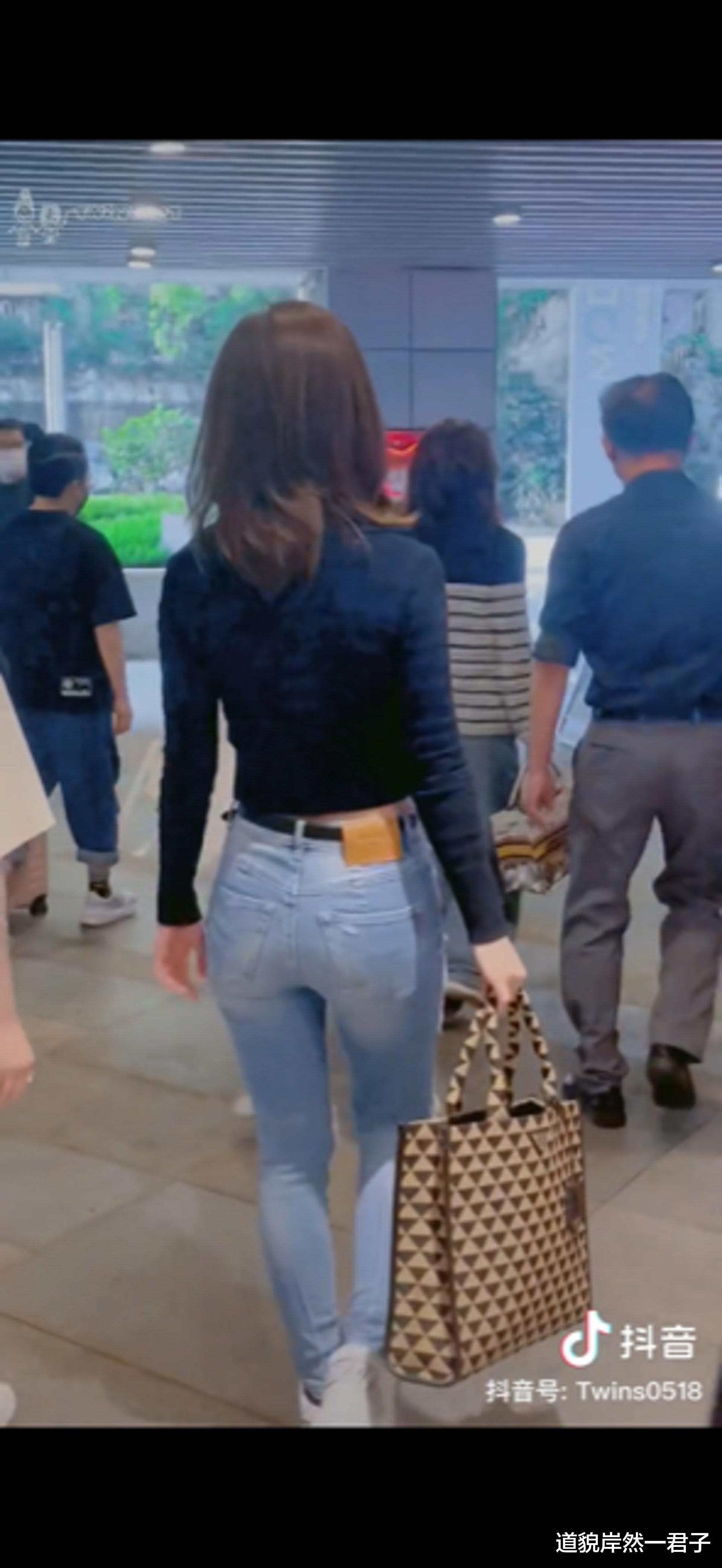 阿娇|钟欣潼瘦出新境界着Bra top秀纤腰 被网友称赞重回颜值颠峰