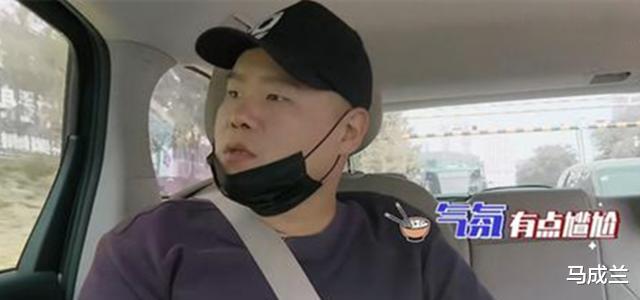 岳云鹏|德云社岳云鹏带孟鹤堂打羽毛球,与围观者打招呼,一点架子都没有