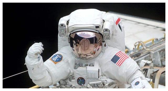 浪费?神十四造价3000万宇航服,用完就扔!却穿10万宇航服返回?