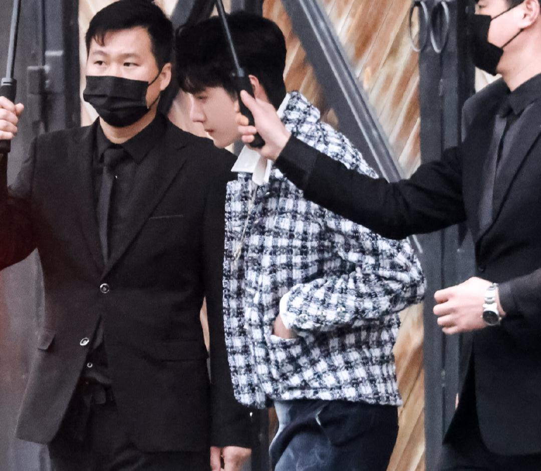 王一博|王一博亮相香奈儿晚宴,帅气打扮成为焦点,坐姿乖巧又可爱