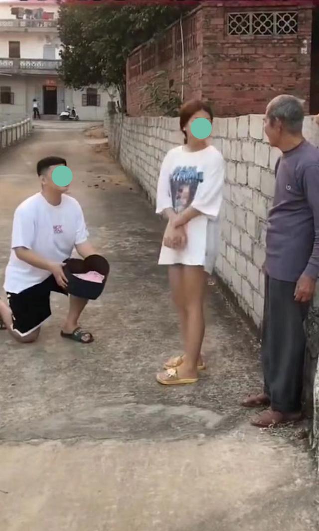 回顾男子来到家门口求婚,女子看着爷爷,等爷爷点头才敢收下礼物