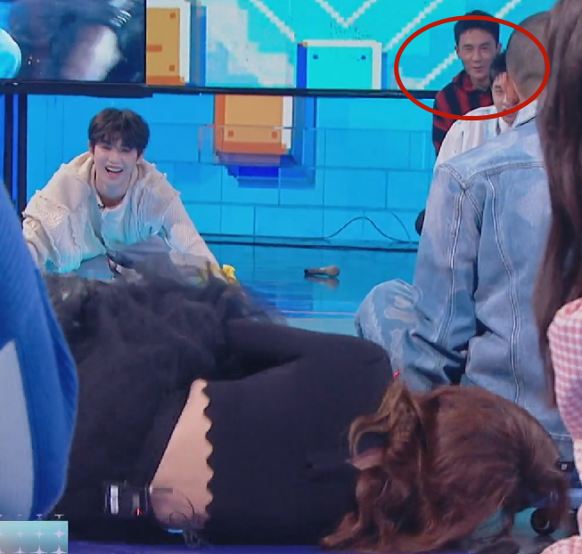 蔡文静|蔡文静玩游戏摔倒，杜淳和GAI反应截然不同！已婚男士的自觉呢？