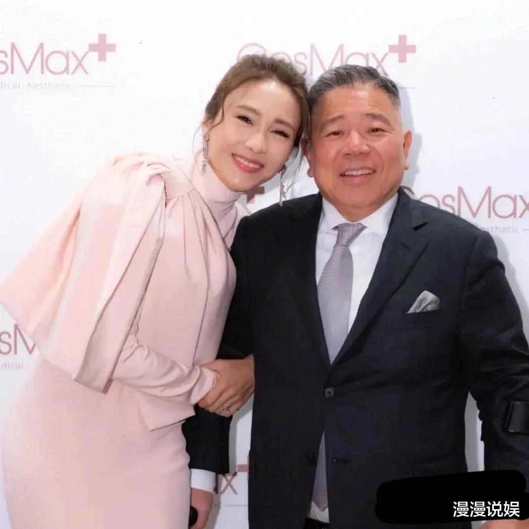 黎姿|50岁黎姿晒近照,皮肤光滑细腻,自称脸上无斑,意外透露保养秘方