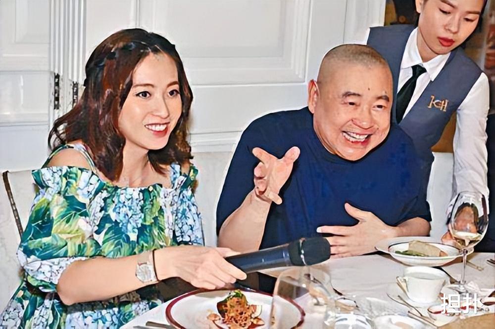 吕丽君|43岁吕丽君皮肤紧致，还是英国女博士，为何反输给了小记者甘比？