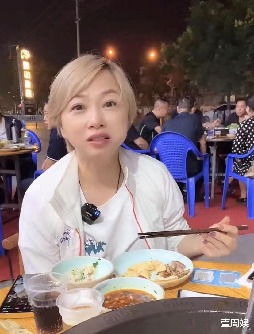 阿娇|55岁港星坐路边吃大排档,喝3元钱可乐接地气,大口吃菜真豪爽