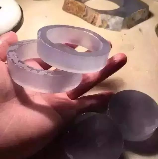 翡翠|一块价值660万看似完美的翡翠原石,一刀切开赌主当场晕倒!