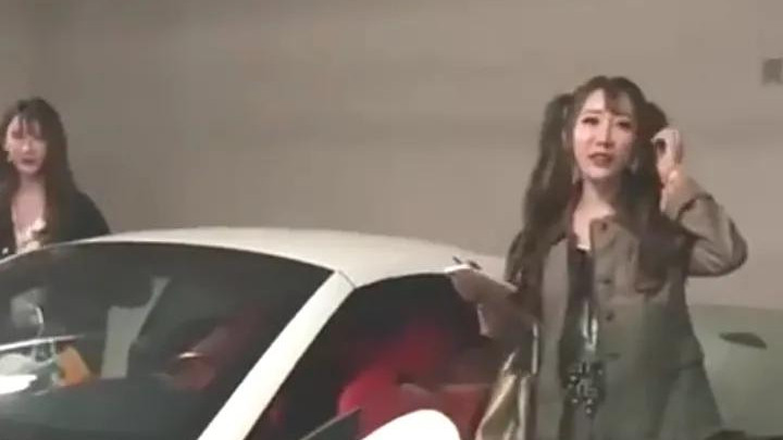 秦奋|富二代秦奋和亲妹妹秦卓君合影，看的到秦奋的身高只比妹妹高一点