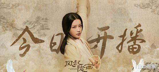 孙怡河边带娃避暑，老公角度下穿吊带着装清凉，女儿长腿似妈翻版