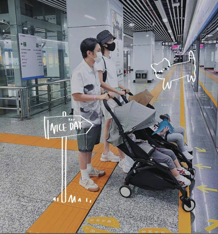 王祖蓝|42岁王祖蓝定居内地！携妻儿坐地铁出游，李亚男长腿白皙太吸睛