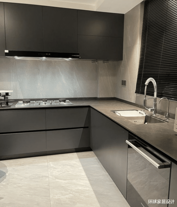 越来越多人厨房装岩板台面,我家也跟风,使用2年苦不堪言