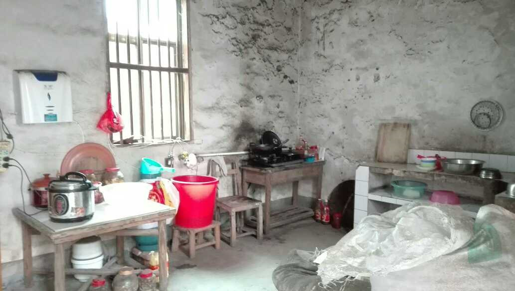 回农村盖四层别墅,村里人羡慕不已,可如今却成了全村的笑话!