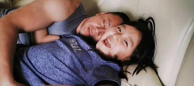 网红父女举动过于亲密惹争议,拍摄者是妈妈,网友质疑是在博眼球