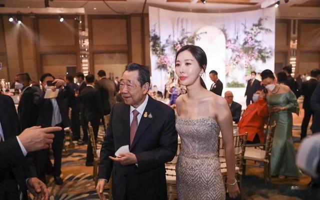 田朴珺|田朴珺去泰国参加正大集团公子婚宴,王石日本坐地铁谈低碳被群嘲