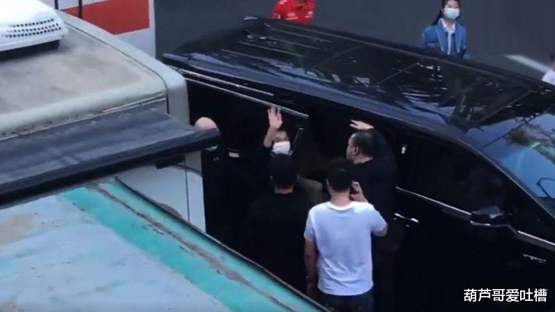 刘德华|刘德华现身深圳街头,墨镜黑衣天王气质不减