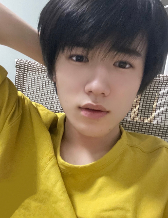 宋亚轩|宋亚轩高考结束晒自拍，身着黄色T恤，干净清澈