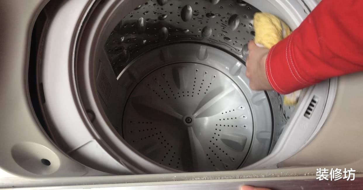 幸亏有保洁阿姨提醒，才知道洗衣机有隐藏开关，打开后脏水哗哗淌