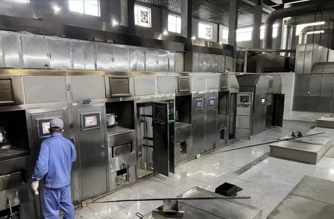 身边是900度高温,火化师每天看尽生死,吃的是咸菜,喝的是冰水