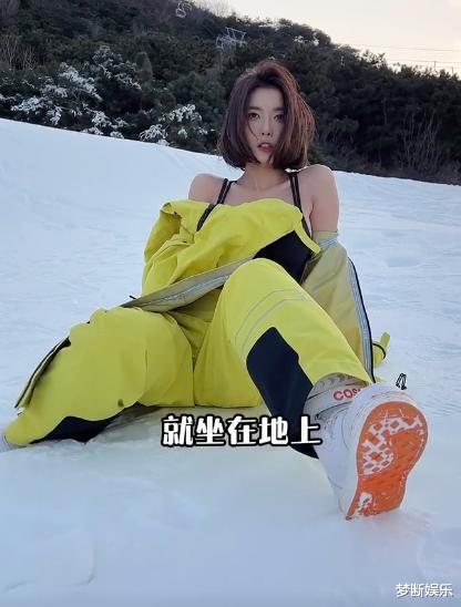 |网红聂小雨冬天穿包臀裙、半露香肩现身超市，网友：卖弄风骚播报文章