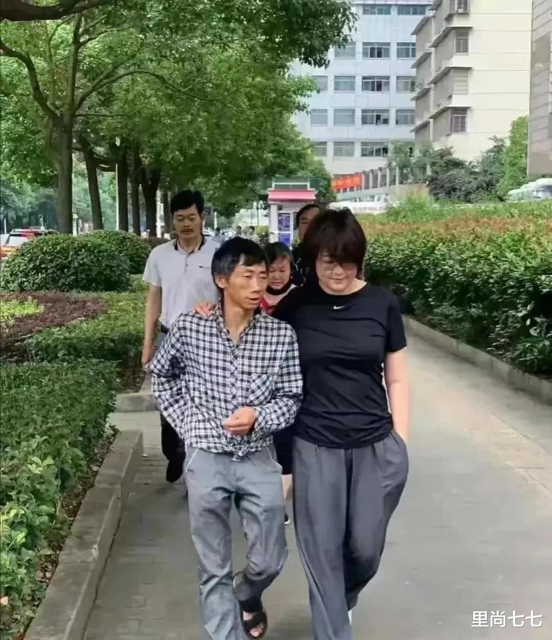 袁立 袁立低调出行，素色穿搭难掩发福身材，短发造型十分帅气