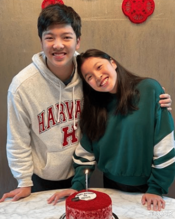 谭耀文|谭耀文为一双儿女庆生，兄妹合照犹如饼印，感叹什么时候可以退休