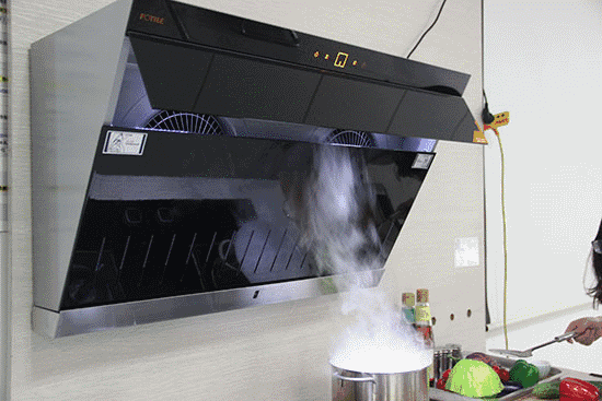 开着油烟机能不能“开窗”?原来我们一直都在做错,难怪厨房又油又腻