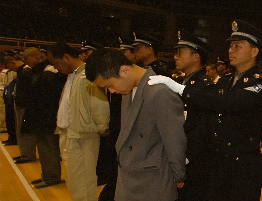 死刑犯在枪毙时,犯人的心里在想什么?能面对家人吗?