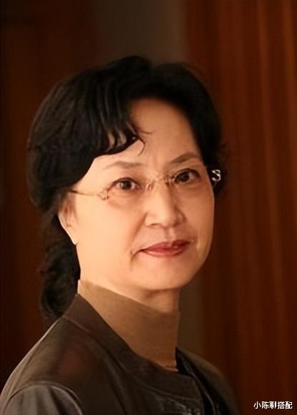 更年期 “86版白骨精”杨春霞:不扮嫩的优雅穿搭很实用,到老都有气质