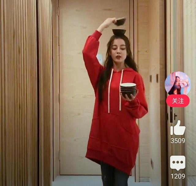 迪丽热巴|迪丽热巴又顶碗了!年前再次看到热巴给大家来个表演秀