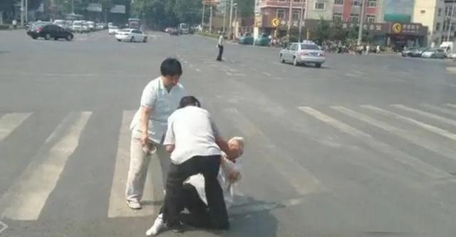 老人撞倒小孩开溜被阻拦猝死,家属起诉路人:你不拦就不会死