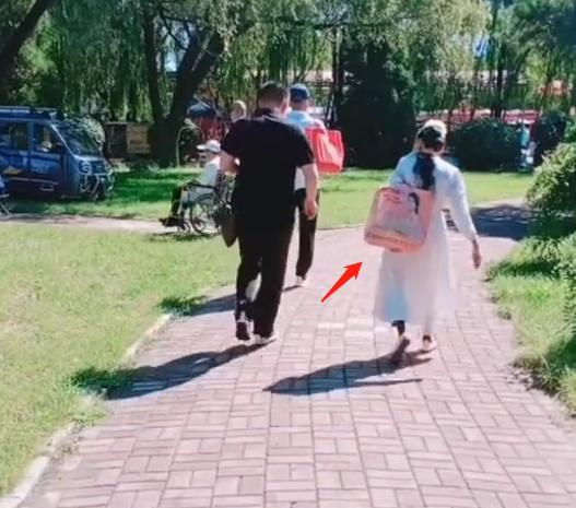 李玉成|85岁马玉琴穿白裙去公园,头顶别着一朵大白花,网友:跟猴一样