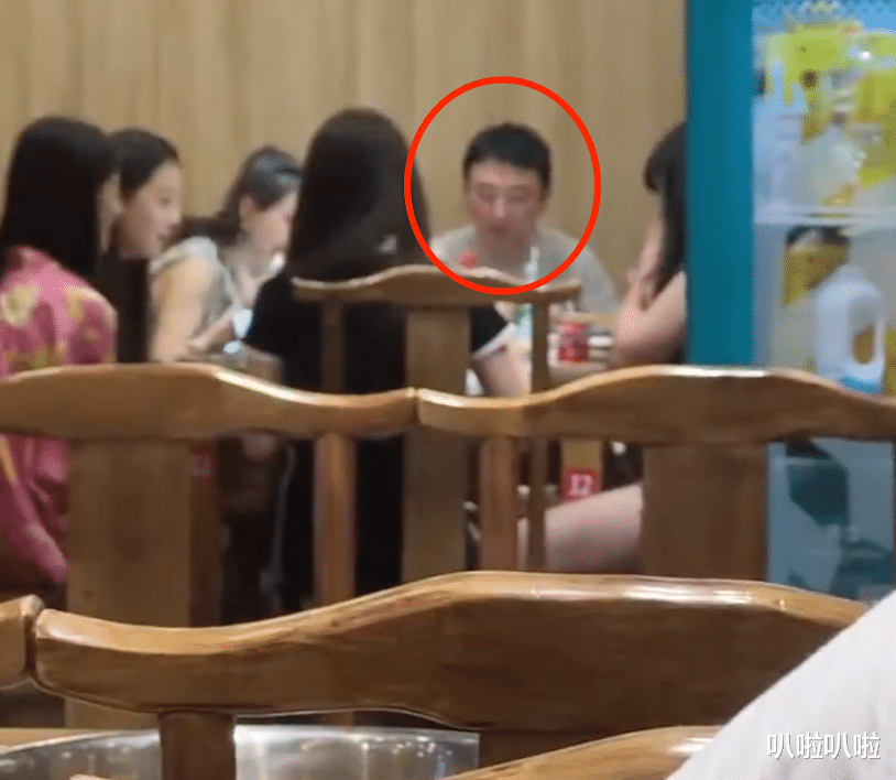 王思聪|王思聪独自与5个女生吃饭，堪比后宫选妃，王健林都羡慕他的生活