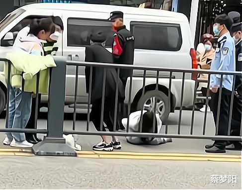 女子摊在地上撕心裂肺地喊叫,让人看了心痛,知情人:她孩子没了