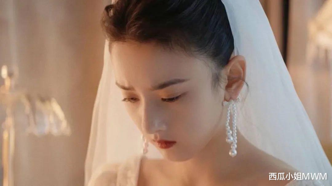 杨幂|没有红毯怎么办？杨幂和鞠婧祎发照片继续内卷 | 谁最美