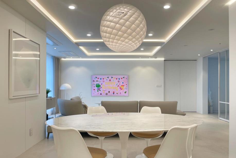 全屋白墙，客厅舍弃地毯、茶几，130㎡老房选择简装，敞亮好几倍！