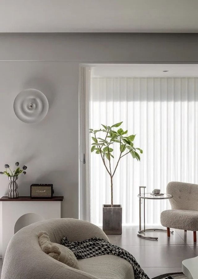 110㎡温柔三居，微水泥与米黄茶粉的碰撞