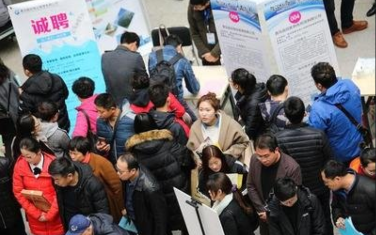 退休|47岁阿姨和26岁小伙相恋三年，阿姨：他从来不公开我